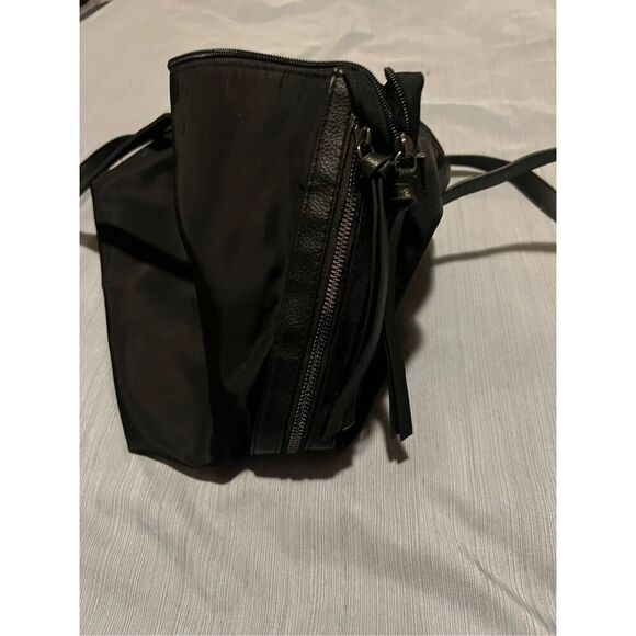 Botkier New York black tote bag, featuring a zipper closure and two interior poc - Picture 6 of 9
